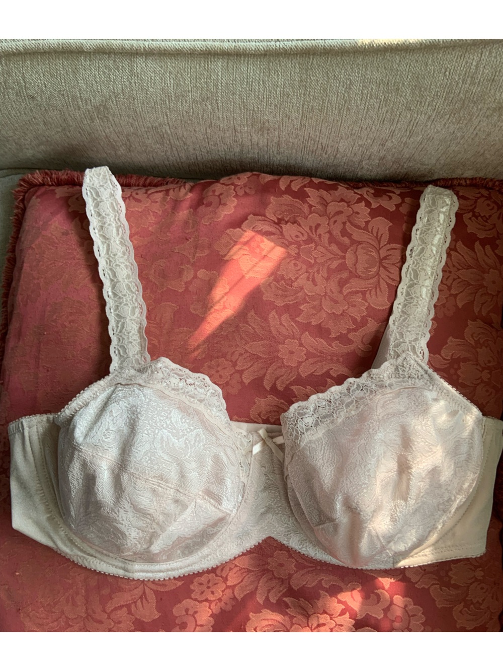 Wonderbra Cream Lace Underwire Bra with Scalloped Straps and Bow